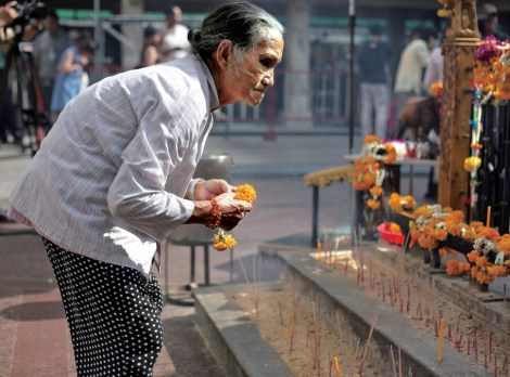 8월17일 방콕 중심가 라차프라송 구역의 에라완 사원에서 터진 폭탄은 20여 명의 인명을 앗아가고 120명 이상의 부상자를 낳았다. 중국계 버마(미얀마)인 지궈리안이 에라완 사원에서 기도와 헌화를 하고 있다 (© Lee Yu Kyung) 