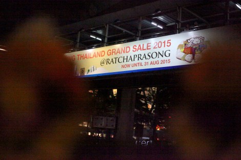 Rachaprasong, where Erawan Shrine is located, is a center point of Bangkok's downtown. Luxury hotels, shopping malls and offices are massed in the district. It's also the memorial place of political violence in recent decade. (© Lee Yu Kyung) 