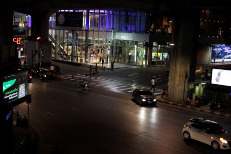 Days after the deadly bomb blast in Bangkok, Siam area - near the blast scene - was almost emptied with shoppers or pedestrians. (© Lee Yu Kyung) 