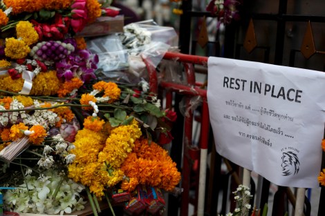 Never mind the spelling. It certainly meant what it shou'd have. 'Rest In Peace' with flowers. (© Lee Yu Kyung) 