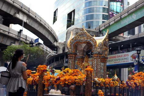 Erawan Shrine has been reopened on August 19, 2 days after bomb blast which killed more than 20. People including many tourists have come to shrine to pray respect for the victims. (© Lee Yu Kyung) 