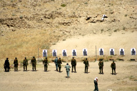 아프간 동부 낭가르 하르 지방에서 아프간 보안군 후보생들이 외국 교관으로부터 트레이닝 받는 모습. (2007년) 지난 해 12월 아프간 주둔 외국 군대가 대부분 철수하면서 아프간 군은 올해부터 대 탈레반 전투를 단독으로 벌였다. (© Lee Yu Kyung)