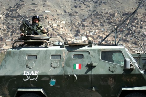 2007년 카불 시내 폭탄 현장에 출동한 국제치안보조군 (ISAF). 한때 10만 규모를 넘어서던 나토동맹군은 지난 해 (2014) 12월 대부분 철수했다. 올 상반기는 아프간 군 단독으로 대 탈레반 작전을 벌인 첫 해다.  8월 5일 발표된 유엔보고서는 민간인 희생자 수치가 2009년 이래 최고치를 기록했다고 발표했다. (© Lee Yu Kyung)   