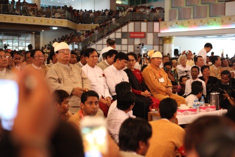 2013년 88항쟁 25주년 행사장에 나란히 앉은 아웅산 수치와 88세대 대표적 학생운동가인 민코 나잉. 아웅산 수치 NLD는 이번 선거에서 88세대 그룹의 공천희망에도 불구하고 광범위하게 배제했다. 차기정치 세력으로 떠오르던 88세대의 정치적 목소리를 선거정국에서 거의 사라졌으나 이제 이후 어떤 행보를 보일 지 관심사다. (Photo © Lee Yu Kyung) 