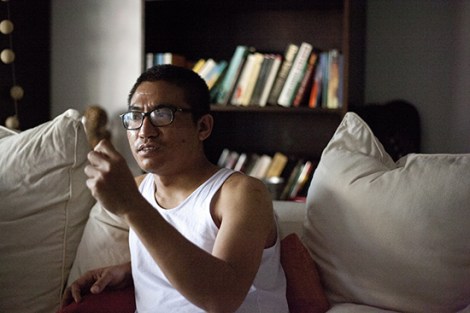 우 감비라 (본명 "니니르윈"). 전버마승려연합(ABMA) 의장. 2007년 샤프란 혁명을 주동했다. 거리 시위를 상상도 못했던 엄혹한 시절 혁명은 즉각적 군정타도를 보는데 실패했다. 그럼에도 불구하고 오늘날 버마(미얀마)가 개방 노선을 걷기까지 지대한 영향을 끼쳤다는 점에는 별 이의가 없다. 군사정권에 뿌리를 둔 현 버마정부는 그 혁명을 주동한 감비라의 과거를 잊지 않고 있다. 2012년 대통령 사면으로 석방된 이후로도 몇 차례 더 체포된 경험이 있는 감비라가 최근 다시 철장에 갇힌 이유다. 그는 혹독한 고문의 후유증으로 외상후스트레스장애(PTSD)를 앓고 있다. (© Lee Yu Kyung)