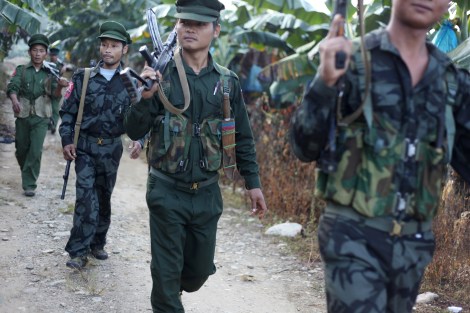 카친독립군(KIA)은 옥광산의 본거지를 거의 다 내주고 작은 광산을 운영하곤 있지만 중국으로 밀수되는 ‘물건’들에 세금을 매겨 큰 소득을 얻고 있다. ‘독립운동자금’이라 부르든 내전자금이라 부르든 옥광산은 카친주 분쟁의 큰 자산이다. 더 나아가 자원 쟁탈전은 이 지역 분쟁의 핵심 요소다. (© Lee Yu Kyung)