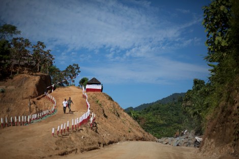 카친주는 자원의 보고다. 옥은 물론 금광 채굴도 활발하다. 사진은 반군 수도 라이자에 위치한 아라칸군(Arakan Army) 캠프 한켠에서 중국계 기업이 금광채굴작업 중이다 (© Lee Yu Kyung) 
