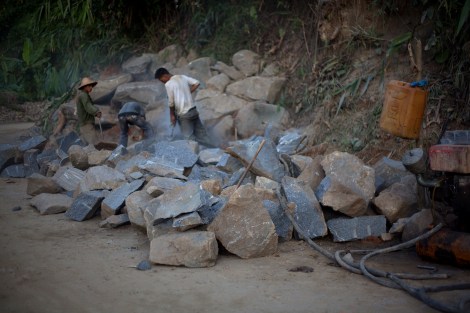 카친 반군 수도 라이자에 위치한 아라칸군(Arakan Army) 캠프 한켠에서 중국계 기업이 금광채굴작업 중이다 (© Lee Yu Kyung)