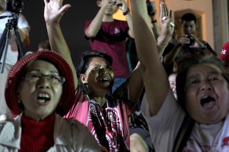 지난 5월 22일 쿠테타 2주년을 기념하여 방콕 민주탑에서 치뤄진 시위는 신민주주의운동(New Democracy Movement, NDM) 학생들이 주최했지만 중장년층의 참여가 두드러졌다. 앞치마를 두른 여성 (가운데)은 근처 노점상이다. 2014년 쿠테타 이후 2년간 군사독재체제가 공고히 되고 있는 가운데 알려진 것만 200명이 망명길에 올랐고 군정의 고소고발이 남발하면서 표현의 자유는 크게 위축되고 있다. (© Lee Yu Kyung) 