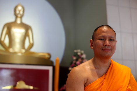 프라 파수라 단타마노(Phra Pasura Dantamano) 승려는 담마까야 사원 국제관계국의 책임자로 외국언론을 담당하고 있다. 그는 담마차요 주지승의 돈세탁 부정헌금 수령에 대한 모든 혐의를 부인했다. (© Lee Yu Kyung) 