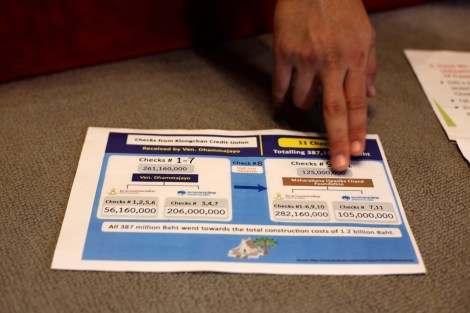 담마까야 사원은 최근 언론팀을 강화했다. 오랫동안 대응하지 않은 탓에 부정적 이미지 확산되고 있다고 보고 있다. 사진은 주지승 담마차요에 대한 돈세탁 의혹과 관련 사원측이 그래픽자료로 설명하고 있다. (© Lee Yu Kyung) 