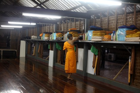 담마까야 사원에는 약 300명의 누비스 승려가 있다. 20명이 함께 머무는 기숙사는 깔끔하게 정돈돼 있다. 이 사원의 평균이상 깔끔함과 정돈된 모습은 중산층 신도들을 많이 흡수했다는 분석이다. (© Lee Yu Kyung) 