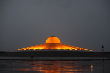 담마까야 사원은 타이의 여느사원과 외관이 닮지 않았다. 900에이커 대지위 아스팔트가 깔려 있고 건물을 평범한 근대적 건물이다. 건물위 원형지붕은 마하탐마까이 체디 (Mahathammakai Chedi)는 담마까야 사원의 상징이다. (© Lee Yu Kyung) 
