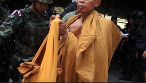 전문가들은 현재 타이 불교를 둘러싼 갈등이 레드셔츠와 옐로우 셔츠로 갈린 정치분쟁의 ‘연장전’의 성격을 내포하고 있다고 보고 있다. 탁신네트워크 죽이기에 나선 군정은 탁신과 연계돼 있다고 믿는 담마까야 사원과 팍남 사원 주지승 솜뎃 추앙의 승왕추인 문제를 통해 불교계 장악에 나섰다는 분석이다. 사진은 2010년 5월 19일 군의 레드셔츠 진압 당시 레드셔츠와 함께 끌려가는 승려. (© Lee Yu Kyung) 