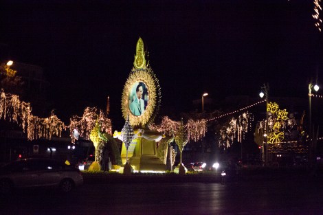 타이 푸미폰 국왕의 초상. 두사람 모두 병원 신세중이다. 타이에서 왕실 가족에 대한 비판이나 거론은 왕실 모독법에 따라 중범죄로 다뤄진다. 그러나 왕실모독법이 광범위한 오독과 남용으로 정치적 반대세력을 겨냥하여 악용돼 왔다는 게 인권단체들의 지적이다. (© Lee Yu Kyung) 