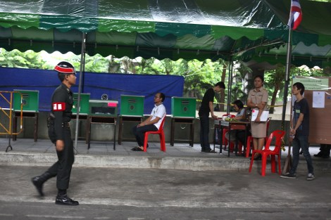 8월 7일 찬반 국민투표에 부쳐진 군정기안 신헌법안은 타이가 입헌군주제로 전환한 1932년 이래 20번째 헌법이다. 지난 84년간 타이는 4.2년에 한 번 헌법이 소멸되고 다시 쓰기를 반복해왔다. (© Lee Yu Kyung) 