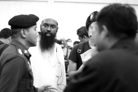 Police and organizer seemed to discuss what to not/do. Rohingya Protest Bangkok. Stop the Military operation. End the Ethnic Cleansing © Lee Yu Kyung 2016